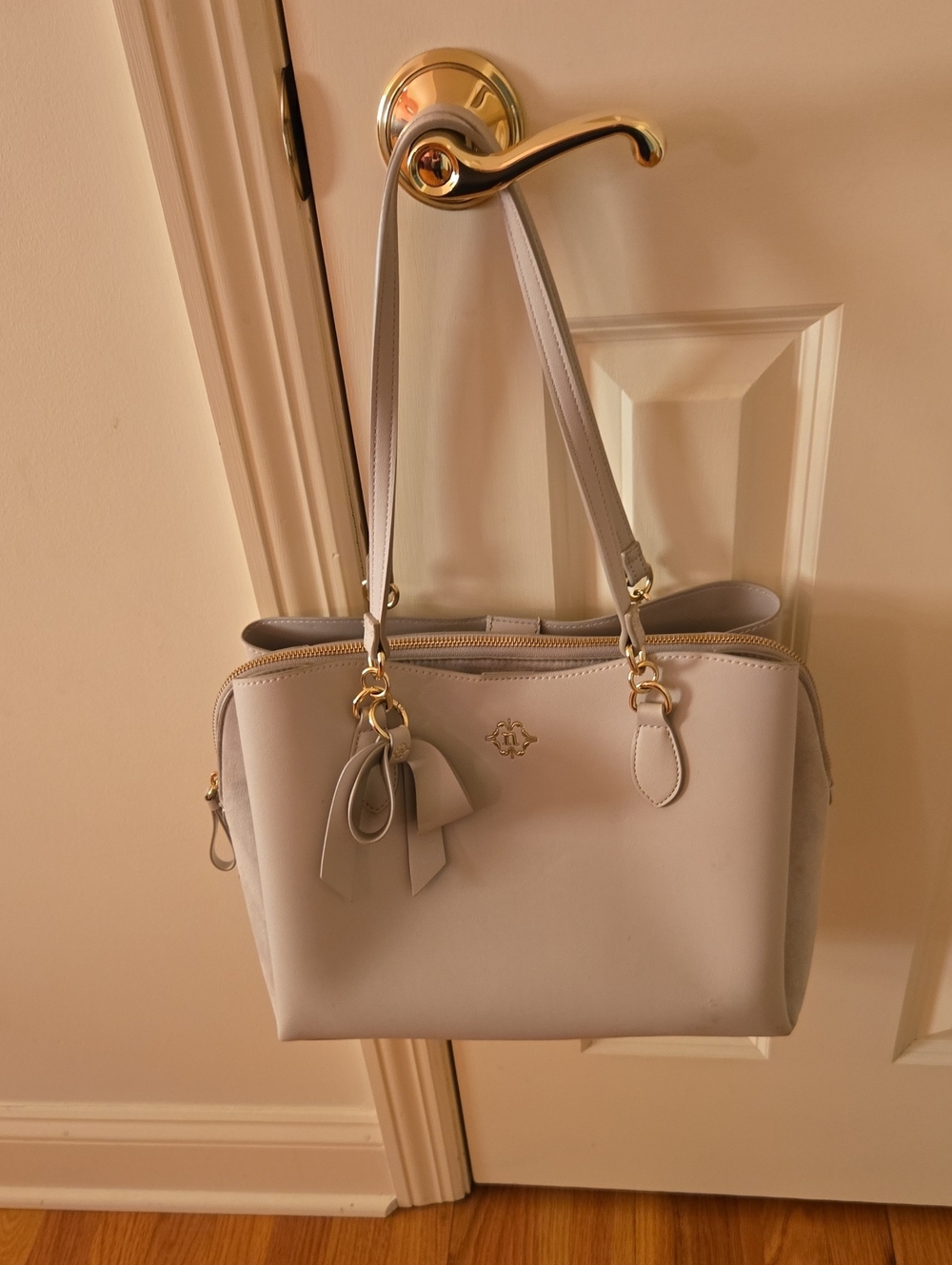 Elegant Cream Tote Bag with Bow Accent